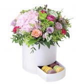 Цветы в шляпной коробке с макарунами "Весенний сад"